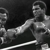 Trận so găng kinh điển giữa võ sỹ huyền thoại Muhammad Ali (phải) và Joe Frazier vào tháng 10/1975. (Ảnh: AP)