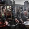 Trẻ em Palestine chờ nhận thức ăn cứu trợ ở thành phố Rafah, miền Nam Dải Gaza, trong bối cảnh xung đột Israel-Hamas tiếp diễn, ngày 19/4/2024. (Ảnh: AFP/TTXVN)