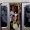Hành khách trên một toa tàu đông đúc ở tỉnh Kawasaki, Nhật Bản. (Ảnh: Reuters)