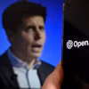 Giám đốc điều hành Sam Altman và biểu tượng OpenAI. (Ảnh: AFP/TTXVN)