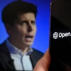 Giám đốc điều hành Sam Altman và biểu tượng OpenAI. (Ảnh: AFP/TTXVN)