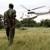 Binh sỹ Lực lượng phòng vệ CHDC Congo gác ở Walikale, nơi một trực thăng thuộc Phái bộ gìn giữ hòa bình LHQ tại CHDC Congo (MONUSCO) cất cánh ngày 3/9/2010. (Ảnh: AFP/TTXVN)