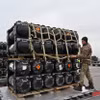 Lô tên lửa Javelins do Mỹ viện trợ được chuyển tới sân bay ở Kiev, Ukraine ngày 11/2/2022. (Ảnh: AFP/TTXVN)