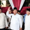 Ông Prabowo Subianto (giữa) phát biểu trước báo giới và những người ủng hộ, sau khi kết quả kiểm phiếu chính thức cuối cùng của cuộc bầu cử Tổng thống Indonesia được công bố tại Jakarta, tối 20/3/2024. (Ảnh: THX/TTXVN)