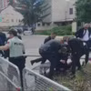 Nhân viên an ninh hỗ trợ Thủ tướng Slovakia Robert Fico (giữa) sau khi ông bị bắn trong một âm mưu ám sát ở Handlova, ngày 15/5/2024. (Ảnh: AFP/TTXVN)