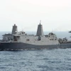 Tàu đổ bộ USS San Antonio (LPD 17) của Mỹ hoạt động trên Vịnh Aden. (Ảnh: AFP/TTXVN)