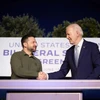 Tổng thống Mỹ Joe Biden và người đồng cấp Ukraine Volodymyr Zelensky ký thỏa thuận an ninh. (Nguồn: Getty)