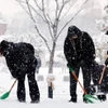 Người dân dọn tuyết trên đường phố ở Gwangju, Hàn Quốc ngay 24/1/2024. (Ảnh: YONHAP/TTXVN)