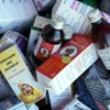 Các loại thuốc ho trẻ em liên quan đến trường hợp trẻ em tử vong được thu giữ ở Banjul, Gambia, ngày 6/10/2022. (Ảnh: AFP/TTXVN)