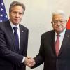 Ngoại trưởng Mỹ Antony Blinken (trái) trong cuộc gặp với Tổng thống Palestine Mahmoud Abbas (phải) tại Amman, Jordan, ngày 13/10/2023. (Ảnh: AFP/TTXVN)