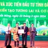 Phó Thủ tướng Trần Lưu Quang trao quyết định phê duyệt Quy hoạch tỉnh Đắk Nông thời kỳ 2021-2030, tầm nhìn đến năm 2050 cho lãnh đạo tỉnh Đắk Nông. (Ảnh: Hưng Thịnh/TTXVN)