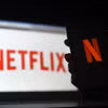 Biểu tượng Netflix trên màn hình máy tính và điện thoại di động ở Arlington, Virginia, Mỹ. (Ảnh: AFP/TTXVN)