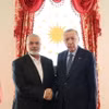 Tổng thống Thổ Nhĩ Kỳ Recep Tayyip Erdogan (phải) và thủ lĩnh Phong trào Hồi giáo Hamas Ismail Haniyeh tại cuộc gặp ở Istanbul, Thổ Nhĩ Kỳ, ngày 20/4/2024. (Ảnh: AFP/TTXVN)