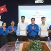 Bí thư Tỉnh đoàn Quảng Bình trao tặng Huy hiệu “Tuổi trẻ dũng cảm” cho các đoàn viên dũng cảm cứu người. (Nguồn: Công lý)
