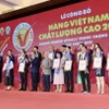 Đại diện các doanh nghiệp nhận Chứng nhận hàng Việt Nam chất lượng cao do người tiêu dùng bình chọn năm 2024. (Ảnh: Mỹ Phương/TTXVN)
