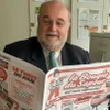 Tổng biên tập Jean d'Indy cầm ấn phẩm lần thứ 12 của báo La Bougie du Sapeur. (Nguồn: Le Point)