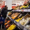 Người dân mua thực phẩm tại siêu thị ở London, Anh. (Ảnh: AFP/TTXVN)