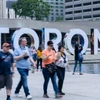 Người dân di chuyển trên đường phố tại Toronto, Ontario, Canada, ngày 16/6/2023. (Ảnh: THX/TTXVN)