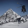 Trực thăng được huy động để tìm kiếm du khách mất tích trên dãy Alps. (Ảnh: AFP)