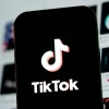 Biểu tượng TikTok trên màn hình điện thoại di động. (Ảnh: THX/TTXVN)