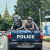 Cảnh sát tuần tra trên đường phố tại Yangon, Myanmar. (Ảnh: AFP/TTXVN)