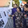 Đại biểu tham quan Triển lãm ảnh "Phụ nữ với Điện Biên." (Ảnh: Xuân Tư/TTXVN)