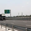 Xe lưu thông trên tuyến cao tốc Phan Thiết-Vĩnh Hảo. (Ảnh: Nguyễn Thanh/TTXVN)