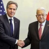 Ngoại trưởng Mỹ Antony Blinken (trái) trong cuộc gặp với Tổng thống Palestine Mahmoud Abbas (phải) tại Amman, Jordan, ngày 13/10/2023. (Ảnh: AFP/TTXVN)