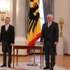 Đại sứ Vũ Quang Minh (trái) và Tổng thống Đức Frank-Walter Steinmeier tại Lễ trình Quốc thư. (Ảnh: Phương Hoa/TTXVN)
