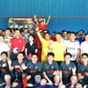 Đại sứ Việt Nam tại Malaysia Đinh Ngọc Linh (áo đỏ) chụp ảnh kỷ niệm cùng các cầu thủ tham dự giải bóng đá của cộng đồng người Việt tại Malaysia. (Ảnh: Hằng Linh/TTXVN)