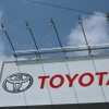 Biểu tượng hãng Toyota tại cửa hàng ở Tokyo, Nhật Bản. (Ảnh: AFP/TTXVN)