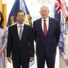 Đại sứ Việt Nam tại Australia Phạm Hùng Tâm và phu nhân chụp ảnh lưu niệm cùng Toàn quyền Australia David Hurley và phu nhân. (Ảnh: TTXVN phát)
