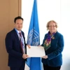 Đại sứ Mai Phan Dũng và Tổng giám đốc Văn phòng Liên hợp quốc tại Geneva - bà Tatiana Valovayab. (Nguồn: Anh Hiển/TTXVN)