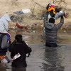 Người di cư vượt sông để vào Mỹ tại Ciudad Juarez, bang Chihuahua, Mexico, ngày 2/1/2024. (Ảnh: AFP/TTXVN)
