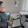 Bà Trần Tố Nga bên bàn làm việc tại nhà. (Ảnh: Toàn Trí/TTXVN)