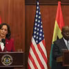 Phó Tổng thống Mỹ Kamala Harris (trái) trong buổi họp báo chung với Tổng thống Ghana Nana Akufo-Addo sau hội đàm song phương. (Ảnh: AFP/TTXVN)