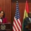 Phó Tổng thống Mỹ Kamala Harris (trái) trong buổi họp báo chung với Tổng thống Ghana Nana Akufo-Addo sau hội đàm song phương. (Ảnh: AFP/TTXVN)