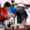 Anh chị em tổ cơm từ thiện bán các suất cơm từ thiện tới người có hoàn cảnh khó khăn. (Ảnh: Hoàng Ngọc/TTXVN)