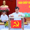 Bí thư Tỉnh ủy Đồng Nai Nguyễn Hồng Lĩnh cùng các đại biểu bỏ phiếu bầu chức danh Phó Bí thư Tỉnh ủy Đồng Nai nhiệm kỳ 2020 - 2025. (Ảnh: Sỹ Tuyên/TTXVN)