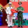 Thiếu tướng Nguyễn Ngọc Lâm, Thứ trưởng Bộ Công an trao quyết định của Bộ trưởng Bộ Công an cho Đại tá Trần Xuân Ánh. (Ảnh: Thế Duyệt/TTXVN)