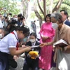 Công chúa Maha Chakri Sirindhorn tặng quà cho học sinh trường Tiểu học Nguyễn Tất Thành. (Ảnh: Thanh Thủy/TTXVN)