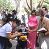 Công chúa Maha Chakri Sirindhorn tặng quà cho học sinh trường Tiểu học Nguyễn Tất Thành. (Ảnh: Thanh Thủy/TTXVN)