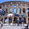 Khách du lịch tham quan tại điểm du lịch nổi tiếng Đấu trường La Mã Colosseum của Italy. (Ảnh: TTXVN)