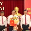 Thường trực Tỉnh ủy Đồng Nai chúc mừng ông Võ Tấn Đức được Ban Bí thư chuẩn y chức danh Phó Bí thư Tỉnh ủy Đồng Nai nhiệm kỳ 2020-2025. (Ảnh: Sỹ Tuyên/TTXVN)