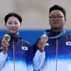 Bộ đôi cung thủ Lim Si-hyeon (trái) và Kim Woo-jin của Hàn Quốc giành Huy chương Vàng môn bắn cung đồng đội phối hợp nam nữ tại Olympic Paris 2024, ngày 2/8/2024. (Ảnh: THX/TTXVN)