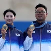 Bộ đôi cung thủ Lim Si-hyeon (trái) và Kim Woo-jin của Hàn Quốc giành Huy chương Vàng môn bắn cung đồng đội phối hợp nam nữ tại Olympic Paris 2024, ngày 2/8/2024. (Ảnh: THX/TTXVN)