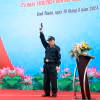 Đại tá Huỳnh Ngọc Liêm, Phó Giám đốc Công an tỉnh Bình Thuận, bắn súng phát động lễ ra quân. (Ảnh: Nguyễn Thanh/TTXVN)