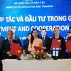 Đại diện đơn vị, trường học ký kết thỏa thuận hợp tác đầu trong lĩnh vực giáo dục. (Ảnh: Thu Hoài/TTXVN)