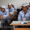 Lao động làm thủ tục trước khi sang Hàn Quốc làm việc. (Ảnh: PV/Vietnam+)