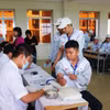 Lao động kiểm tra sức khỏe trước khi sang Hàn Quốc làm việc. (Ảnh: PV/Vietnam+)